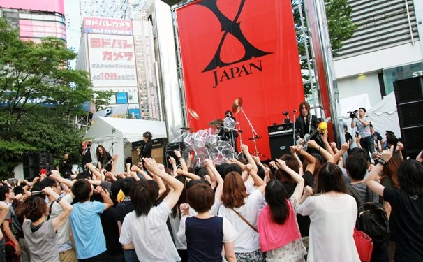 X JAPANがPV撮影のためゲリラライブ！ 新宿駅前がパニックに