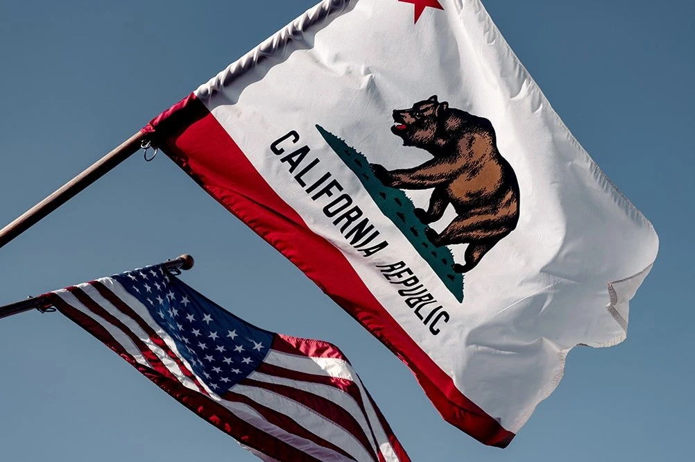 カリフォルニア州、大麻の税収が1000億円突破　増税・コスト増で違法市場拡大も
