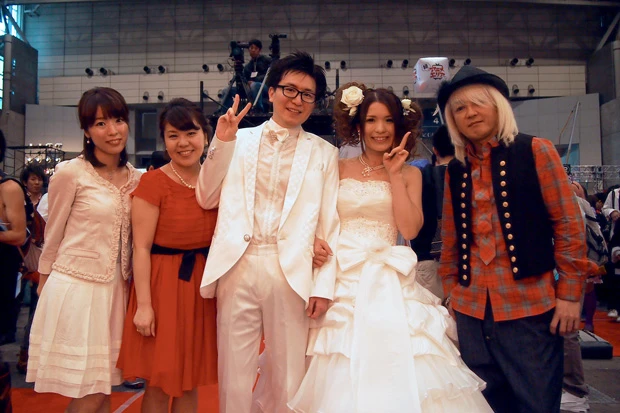 新郎・ペチパーライスさんと新婦・かつなさんの「超ニコニコ結婚式」に参加されたみなさん。浅倉大介さんもサプライズで登場！