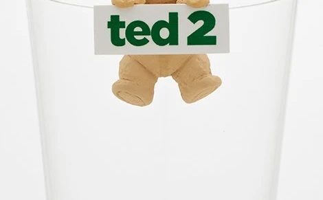 TEDがコップのフチに降臨！ 下品な中年親父っぽさ全開のミニフィギュア