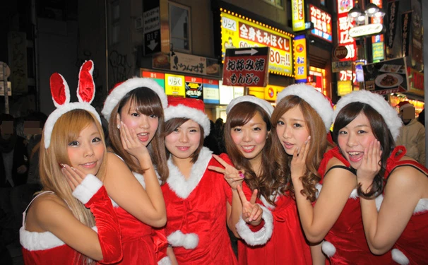 サンタのコスプレであふれる渋谷の街を激写！ ギャル達のクリスマス