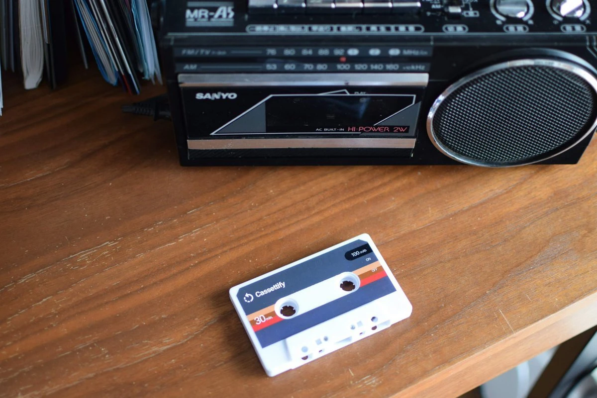 「カセットテープでストリーミング音楽が聴ける」…とは？