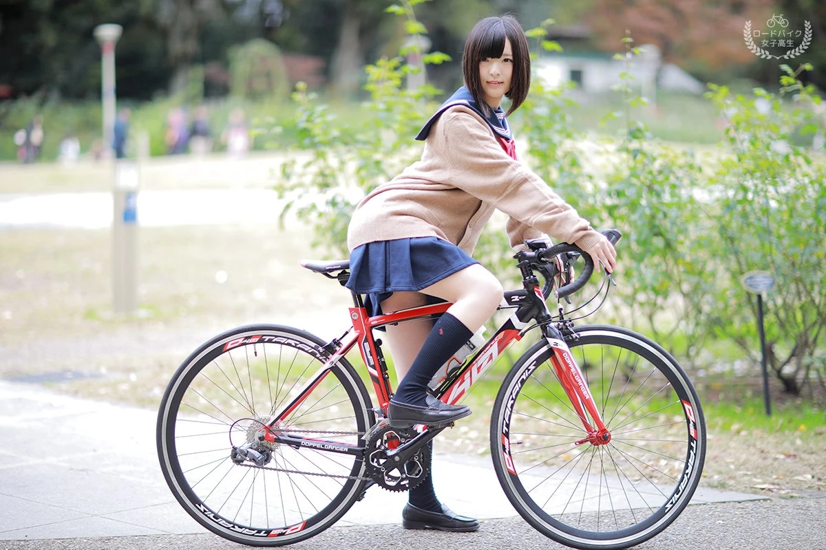 肉球あやとさんとロードバイク／画像は女子高生の通学自転車がロードバイクだったら / DOPPELGANGERより