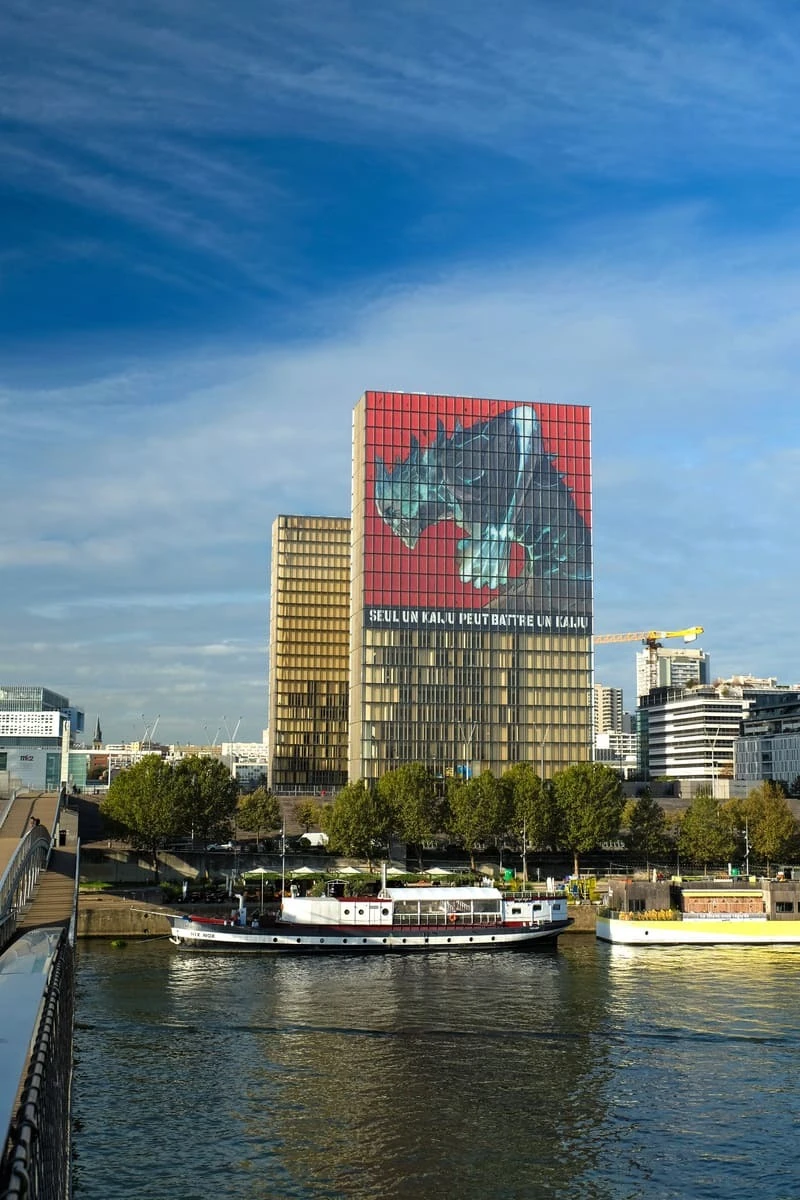 怪獣8号、パリに現る　フランス国立図書館で約50mの幕が公開