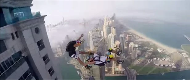 プリンセスタワーからダイブする様子／画像は全て「Dream Jump - Dubai 4K」動画のキャプチャより