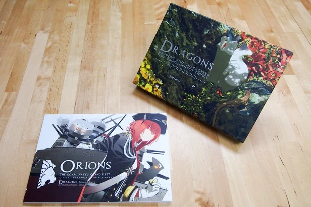手前が『ORIONS』、奥がこれまでのシリーズ本3冊を収納できる化粧箱「DRAGONS complete box」
