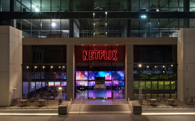 Netflixが広告付き低価格プランを導入　Microsoftと提携、画質には未言及
