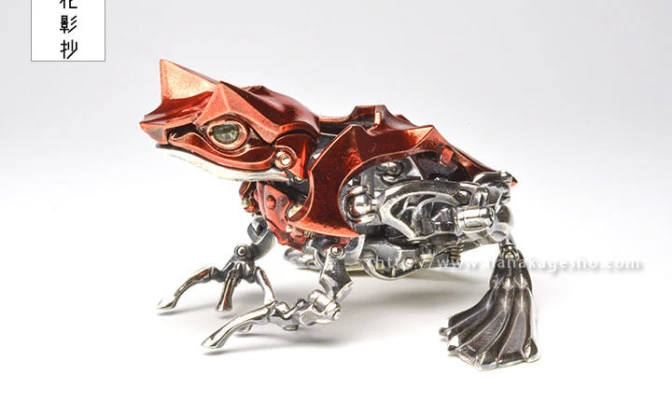 金属のセミがカエルに変形！ 造形作家の職人技「可変角蛙」
