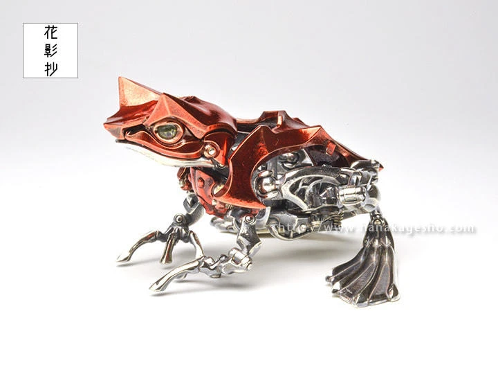 金属のセミがカエルに変形！ 造形作家の職人技「可変角蛙」