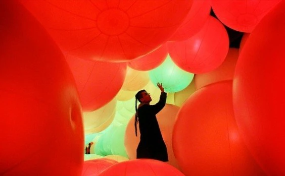 チームラボが香港に作品出展──100個以上の浮遊する球体とは