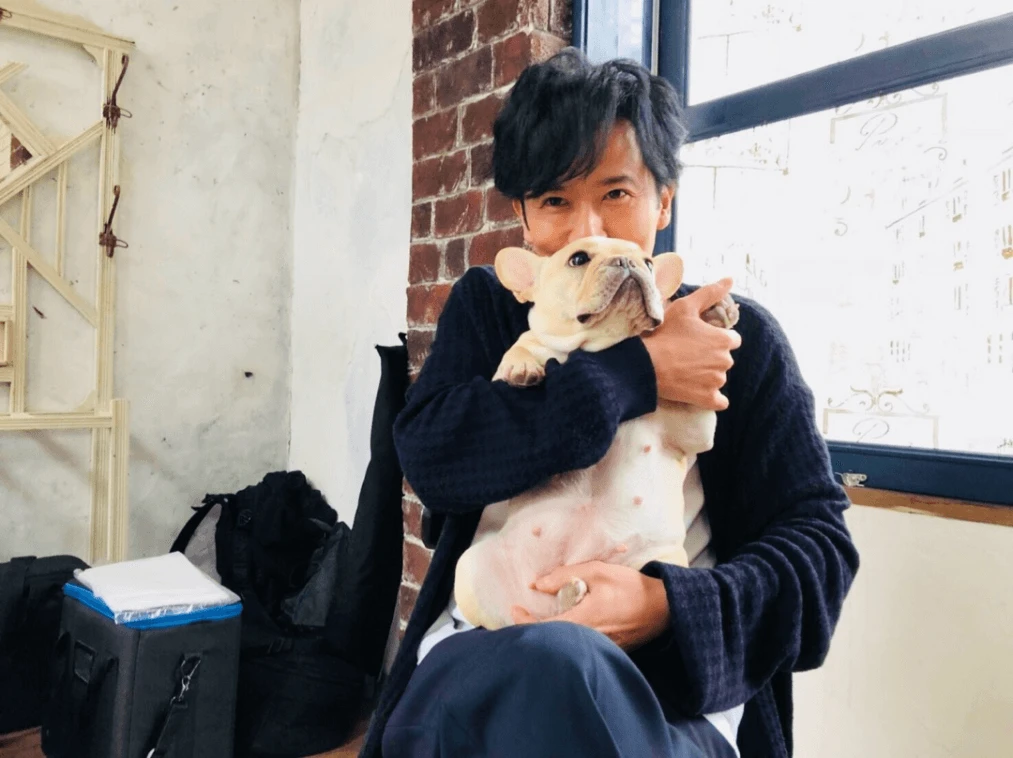 稲垣吾郎×草なぎ剛愛犬“くるみ”の2ショットにファン悶絶！「癒されます」「可愛くて可愛くて」
