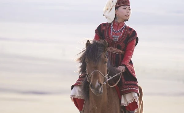 『乙嫁語り』モンゴルで撮影したコスプレが壮観　大草原と美しき花嫁