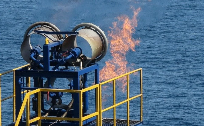 経済産業省、将来の天然ガス資源として期待されているメタンハイドレートの海洋産出試験に世界で初めて成功