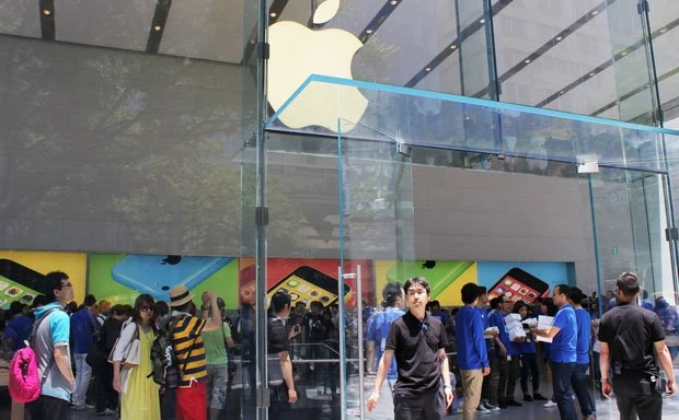 Apple Store 表参道店オープン！ 1000人が並んだ新店舗はどんな感じ？