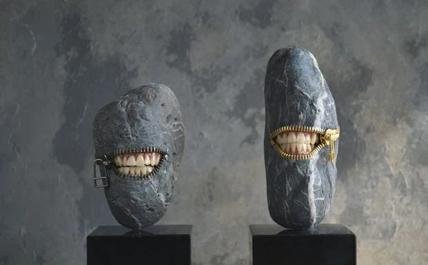 石の中から覗く歯が衝撃的　石材店社長によるストーンアート展「自遊石」