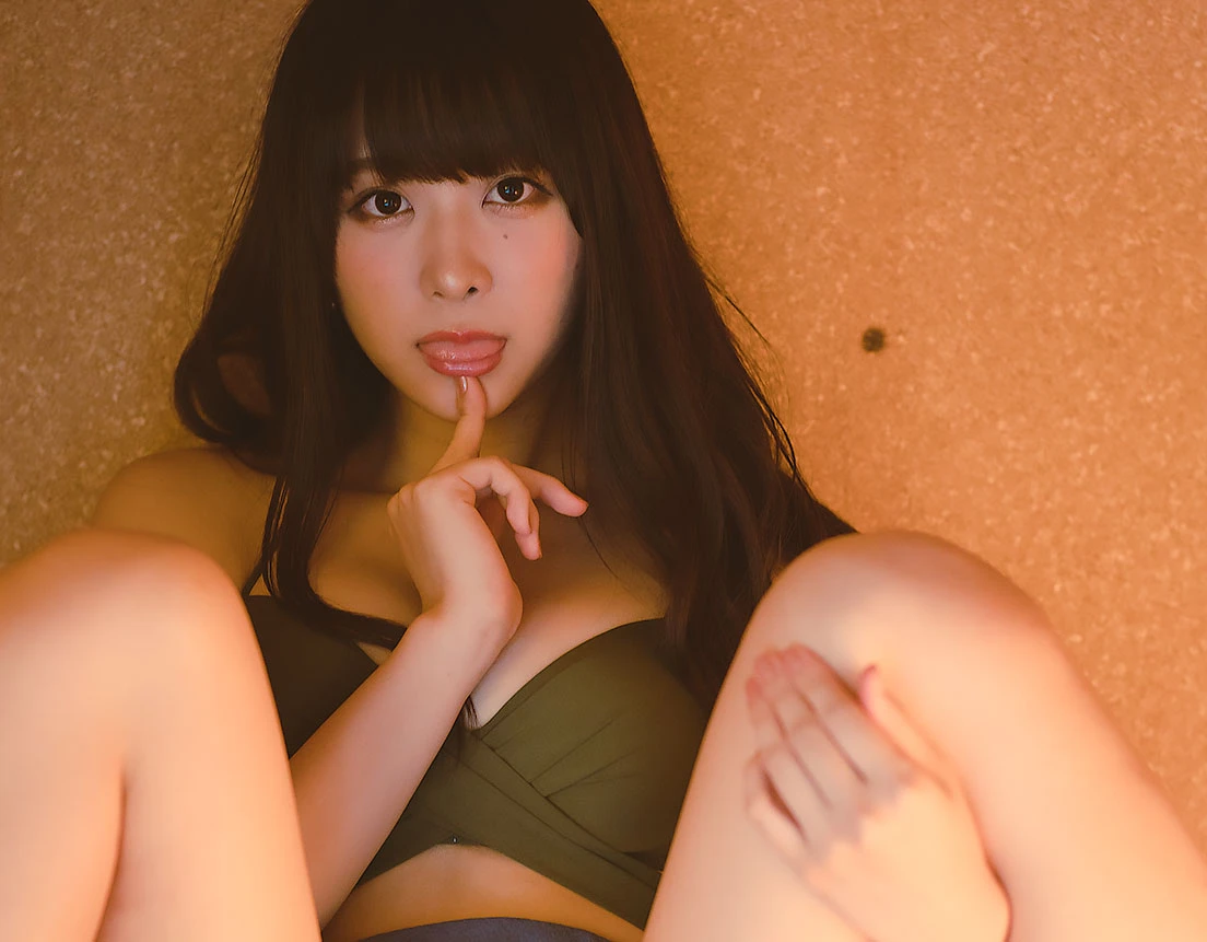 【水着エプロン】19歳の美少女モデル「真島なおみ」さんが「清楚系ビッチな若奥様」に挑戦