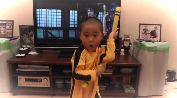 「My son(5year old) acting Bruce Lee's nunchaku scene」スクリーンショット