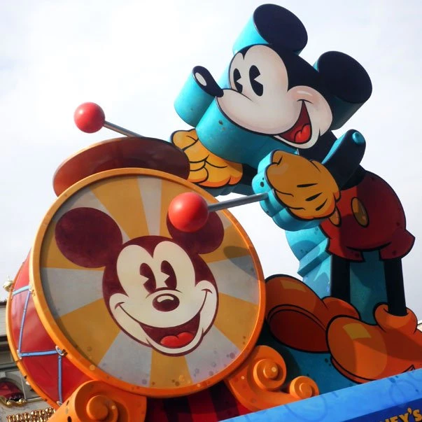 東京ディズニーランド30周年パレード「ハピネス・イズ・ヒア」にて。ディズニーランドのシンボル、ミッキー！　