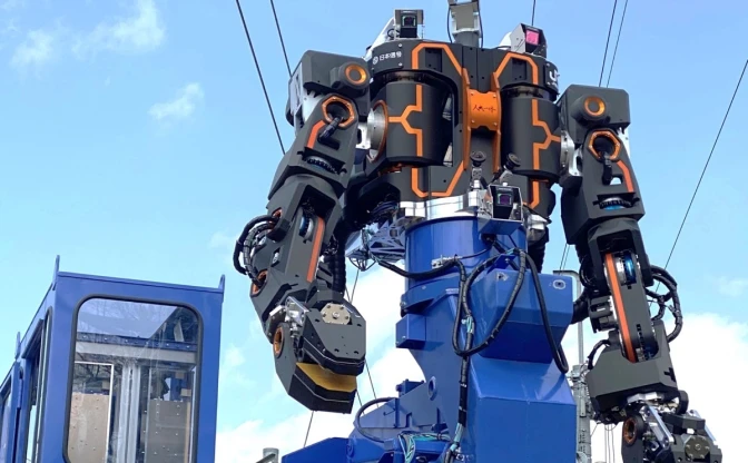 人型ロボットじゃん！ JR西日本らが開発「多機能鉄道重機」がロマンの塊