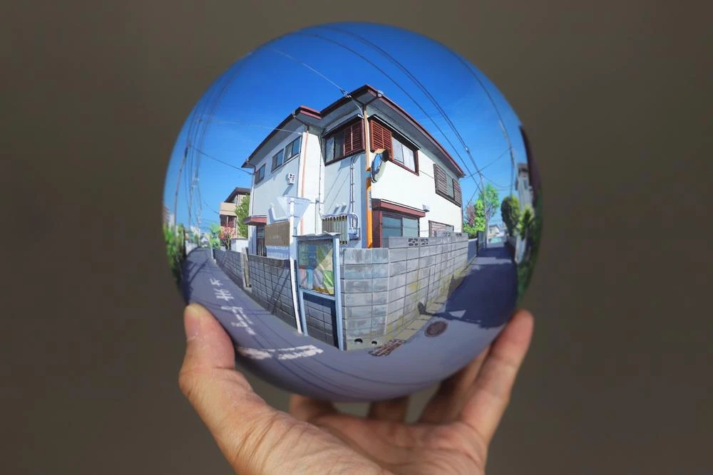 何気ない風景を球体に　アーティスト 鮫島大輔の展示会「FLATBALL」