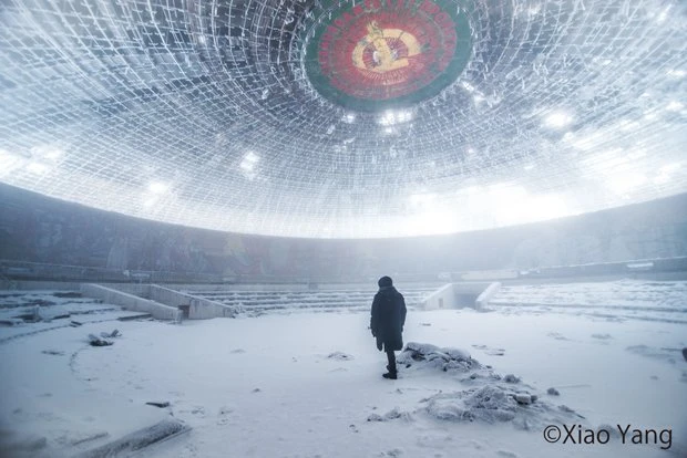 『世界の廃墟』／バズルージャ山頂にそびえる共産党ホール（ブルガリア）の内部。近年、廃墟マニアの「聖地」として急速に注目を集めている。