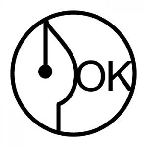 「同人マーク」のロゴ。作者はかすりさん。デザインの意図として「創作の意味のペン先とOKの意味の丸を組み合わせました」とのこと。