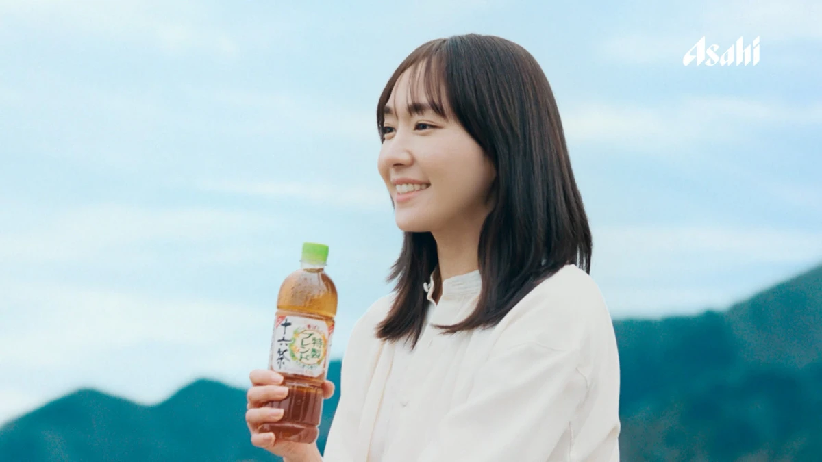 新垣結衣「十六茶」初代CMキャラ小林聡美と共演　30周年新TVCMに出演