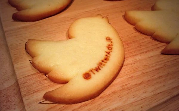 Twitter公式クッキーが可愛すぎると話題！ ユーザー名をレーザーで焼印