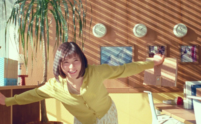松岡茉優、ほどほどOL「マユさん」演じる　花柄スカートで笑顔あふれる