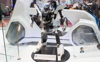メカデザイナー 河森正治が語る実現可能なロボットとは？ 東京モーターショーで展示