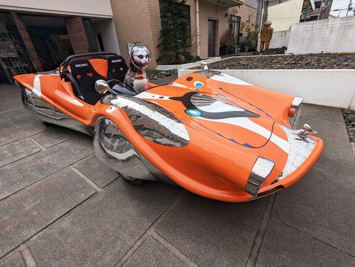 公道を疾走する「世界最速の彫刻」ヤノベケンジとPALOW.制作のスーパーカー
