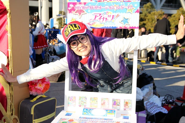 「アイカツ！」の筐体からアラレちゃん　2013年12月29日（日）「コミックマーケット85」　Photo by ヤマシタ ヒロヒサ