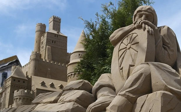 巨大な彫刻が立ち並ぶ！ 世界初「砂のホテル」がオランダで大人気