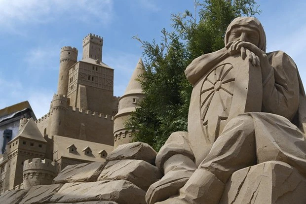 巨大な彫刻が立ち並ぶ！ 世界初「砂のホテル」がオランダで大人気