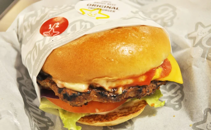 人気ハンバーガー「カールスジュニア」日本1号店レポ！ 肉厚すぎるぜ…