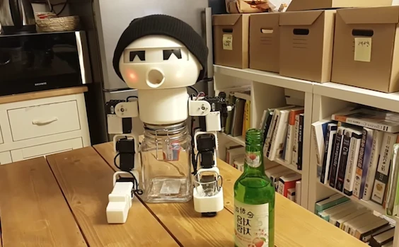 ぼっちに朗報！ 一緒にお酒を飲んでくれる晩酌ロボットがありがてぇ