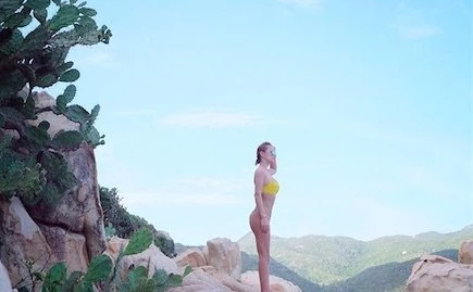 浜崎あゆみ、美ボディ披露のビキニ姿写真公開で「下履いてる！？」「おしりがくっきり」