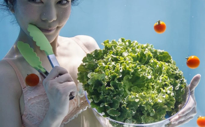 『月刊水中ニーソR』5月号　水中の美女×ランジェリー×トマトのグラビア写真
