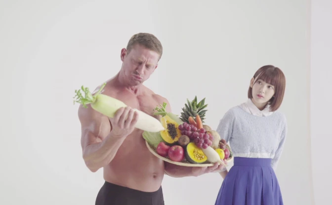 野菜をほおばる半裸のマッチョを見つめる宮脇咲良さんがシュール…！