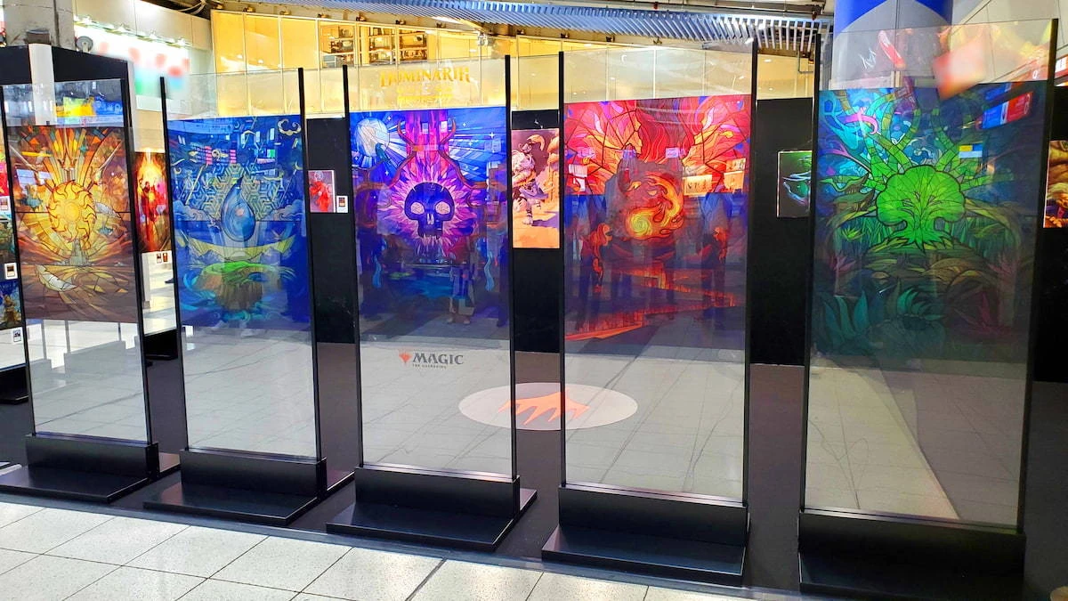 『Magic: The Gathering』品川駅でアート展示 「団結のドミナリア」発売記念