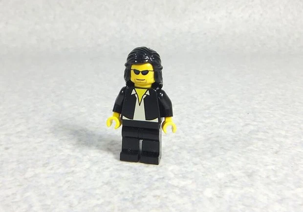 レゴで再現された佐村河内守さん（長髪ver）が完全に一致と話題