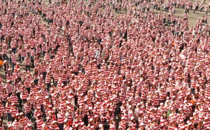「ウォーリーをさがせ」の仮装で集まれ！ 世界記録3872人に挑戦