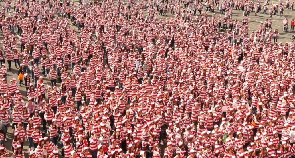 「ウォーリーをさがせ」の仮装で集まれ！ 世界記録3872人に挑戦