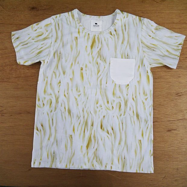 この夏、うどんを着る！ 異色ブランド「TANUKI」総うどん柄Tシャツ再販売