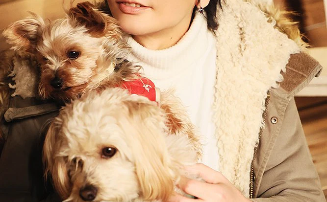 浅沼晋太郎2nd写真集『POPCORN ’n POP』 犬を抱きほほ笑む姿が尊い