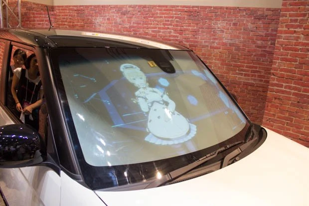 「バーチャルドライブシアター」のフロントガラスにプロジェクションマッピングで映し出されるメイリン