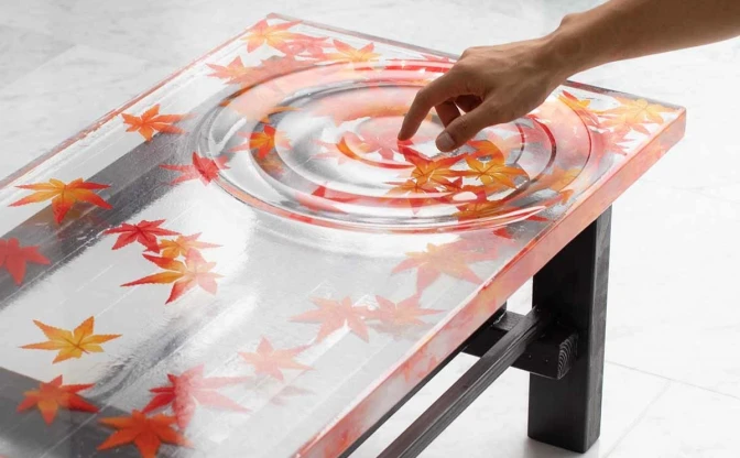 波紋、揺れてる？ 錯覚するほど透明な紅葉のテーブル　制作に応用科学の知見を活用