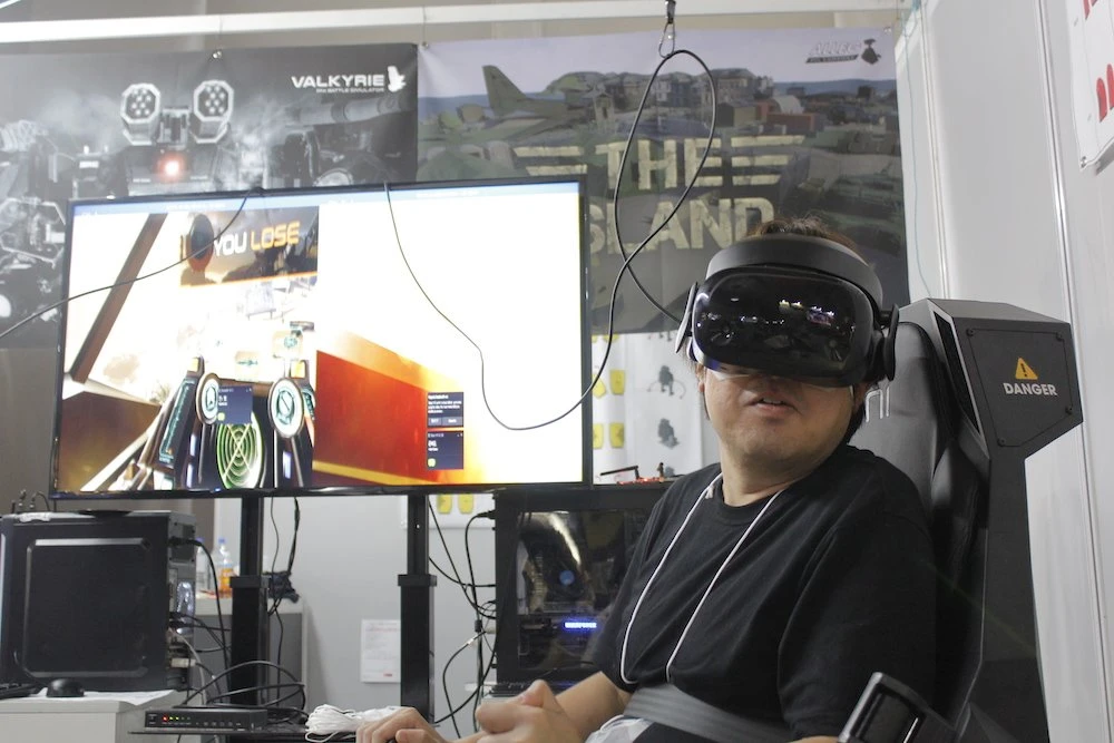 VRゲーム『ロボットファイターズVR』を体験する筆者