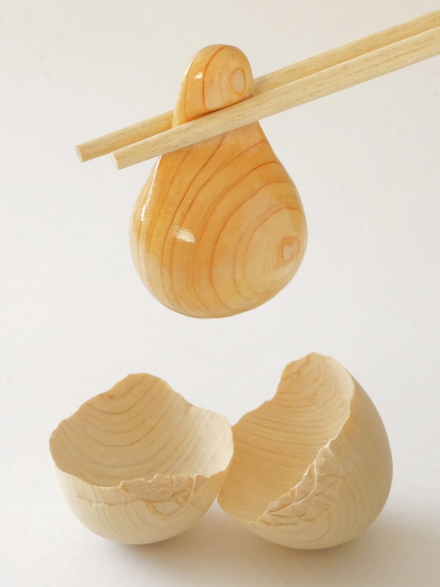 木なのにプルプル！ まさかの「木彫りの生卵」割れた殻のヒビもすごい
