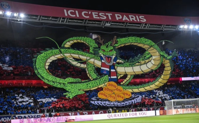 仏リーグに巨大「神龍」降臨　ドラゴンボール携えサッカー見守る